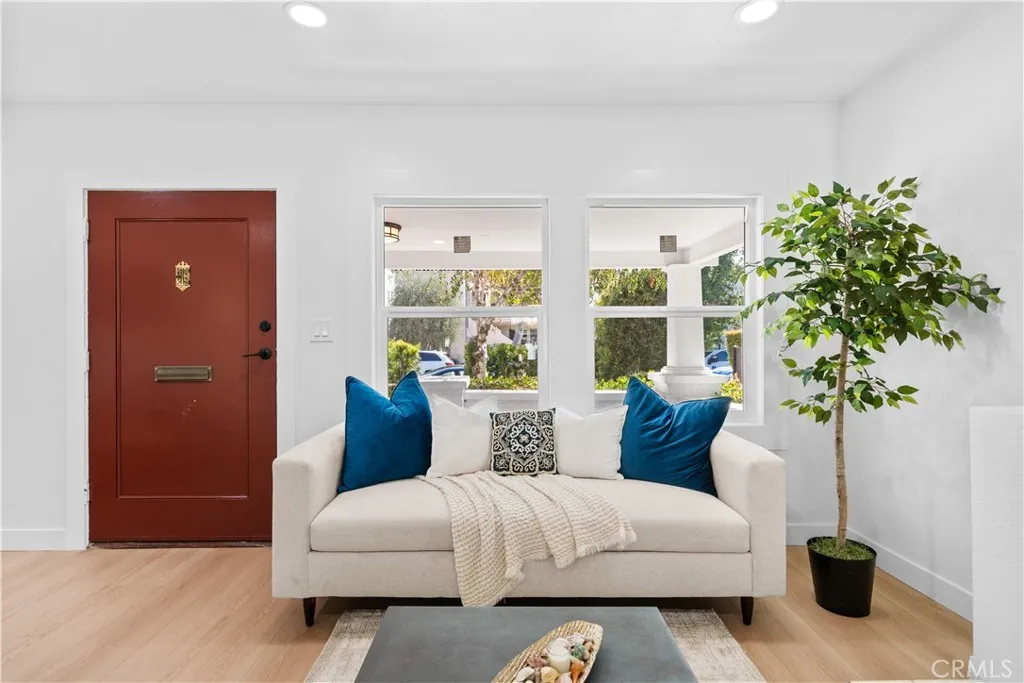 1249 S Burnside Ave, Los Angeles, California 90019 home-pic-8